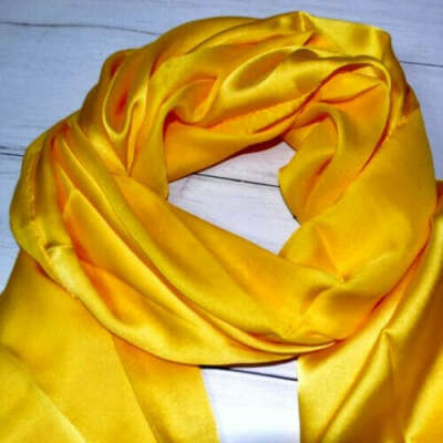 Жёлтый шёлковый шарф