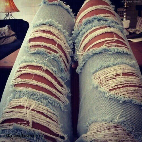 Сделать порванные джинсы самой :)