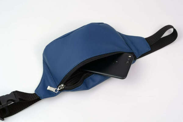 Тёмно-синяя поясная сумка из кожи или эко-кожи с достаточно большим отделением и кармашками