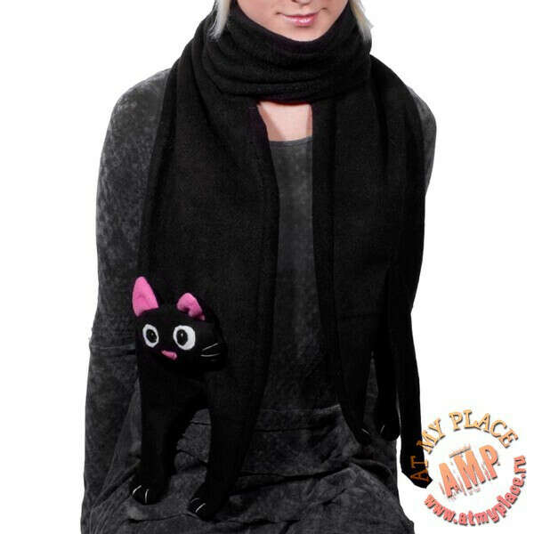 Шарф с котами. Чёрный котик в шарфе. Черное пальто с котом. Шарфом. Черный и длинный шарф с котами.