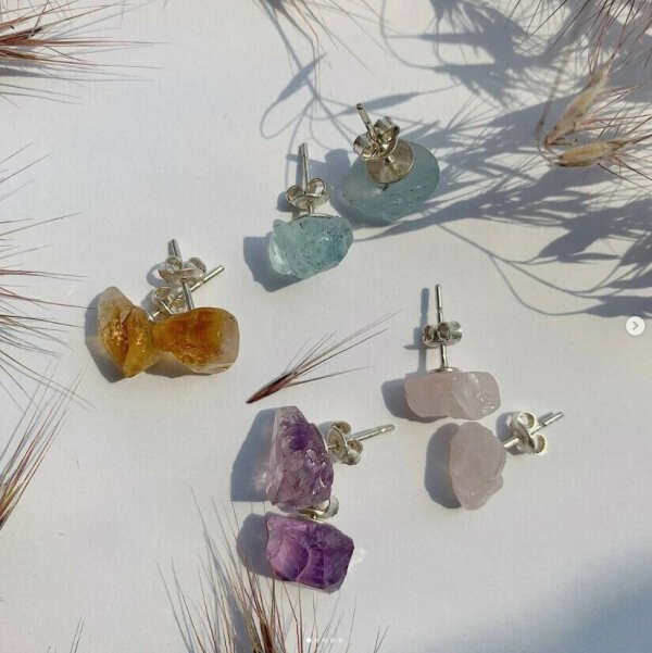 Сережки з необробленого каменю (всі кольори подобаються)