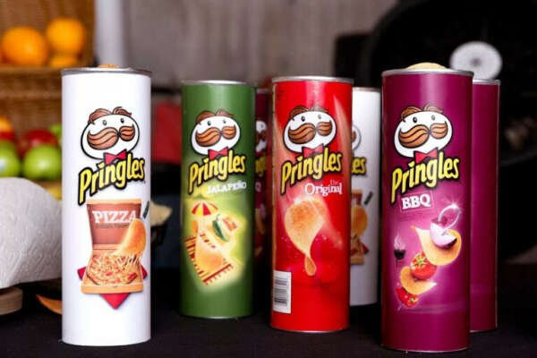 Несколько упаковок Pringles экзотических вкусов