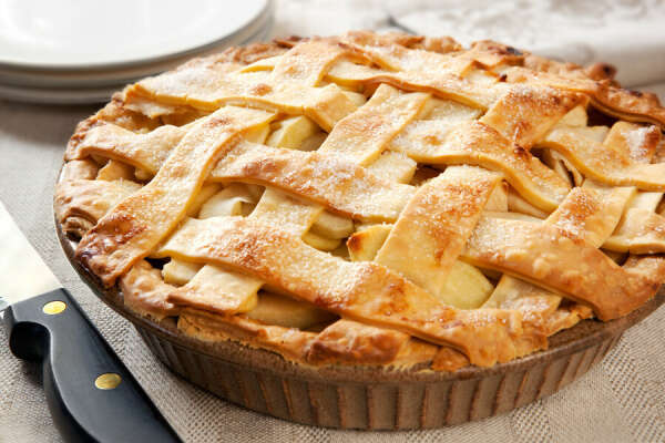 испечь яблочный пирог