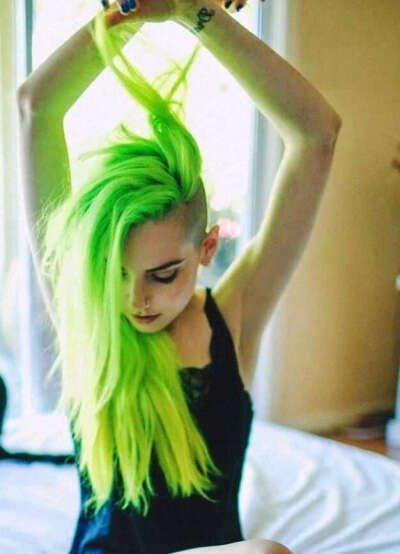 Покрасить волосы в зеленый.