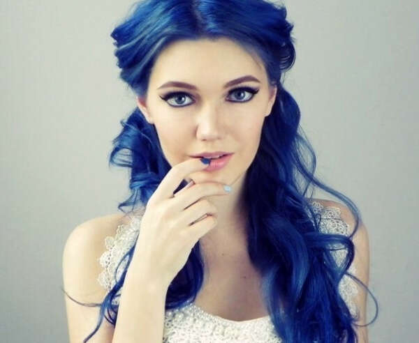 ярко-синие волосы