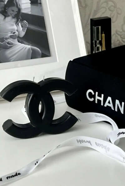Свеча в форме лого Chanel