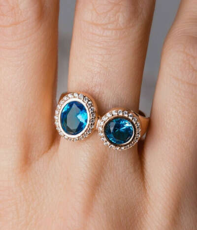 Кольцо с голубыми камнями 18 размер (по ссылке)