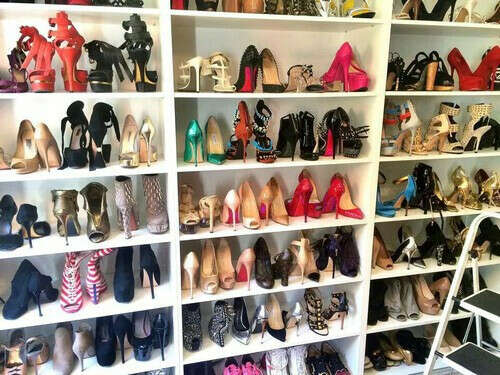 Огромную коллекцию модной обуви