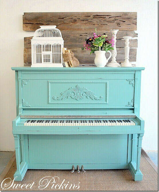 пианино мятного цвета
