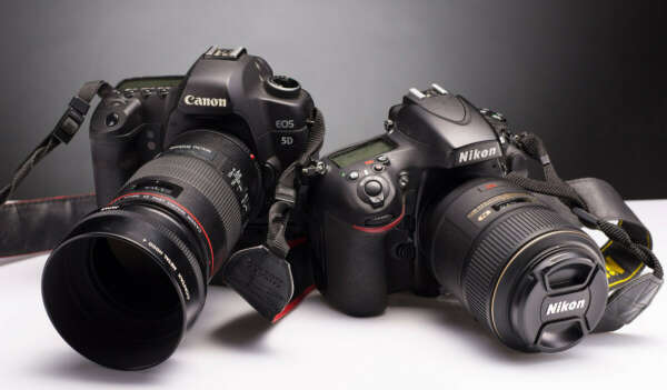 Профессиональная зеркальная фотокамера (Canon, Nikon)