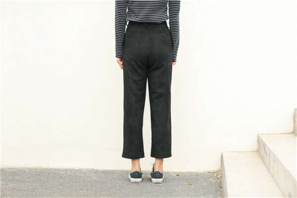 gray short trousers;