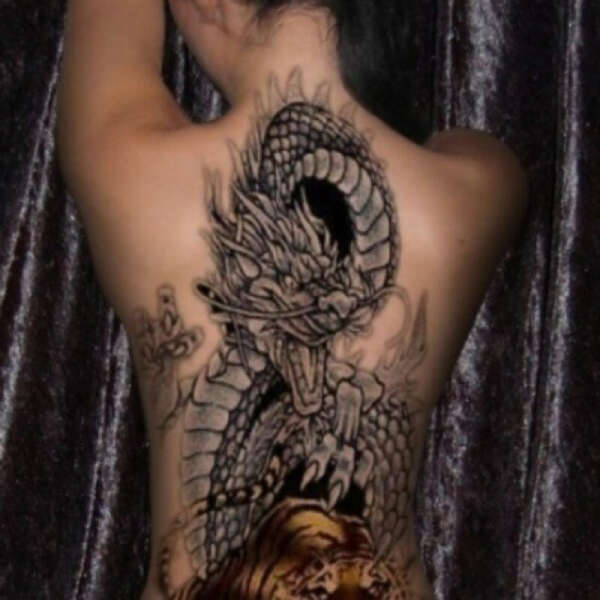 Татуировка на спине.