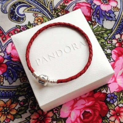 Красный браслет Pandora