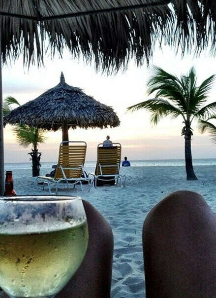 Пляж, море, коктейли