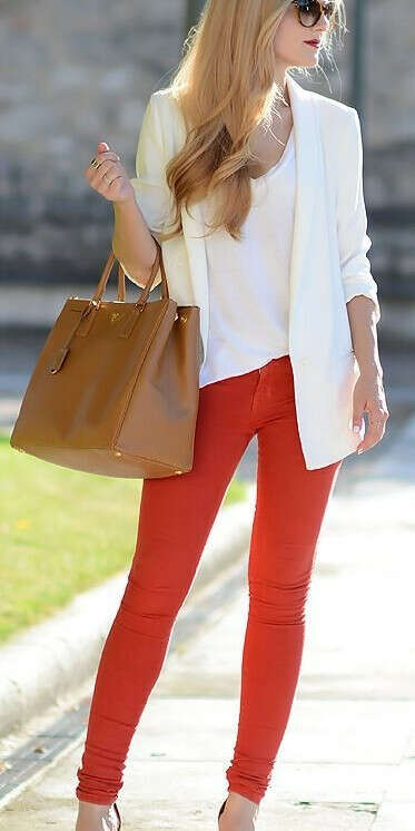 Красные брюки с белым пиджаком