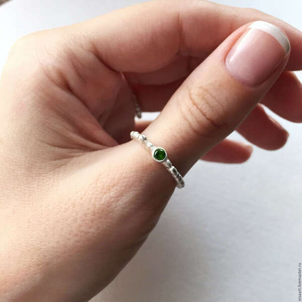 Тонкое серебряное кольцо на большой палец