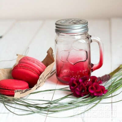 Красная банка с ручкой mason jar Established 1898 Леденец 0.5l (трубочка и крышка с прорезями в подарок)