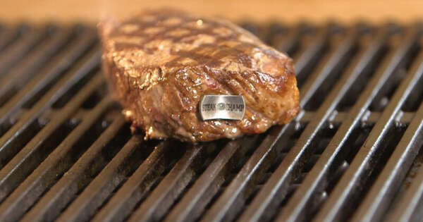 A Steak Thermometer That Flashes Like A Stoplight For The Perfect Temperature
