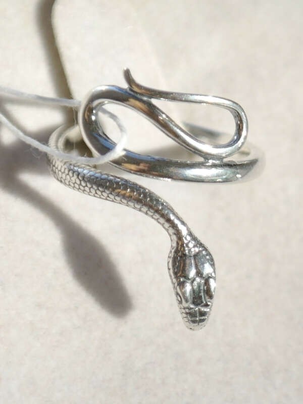 Серебряное безразмерное кольцо-змейка