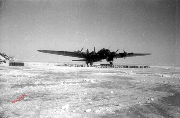 Советский бомбардировщик ПЕ-8