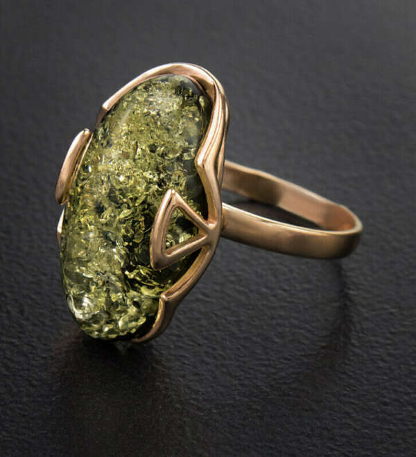 17 размер Овальное кольцо с натуральным янтарём зелёного цвета в позолоченном серебре «Рандеву»