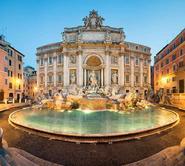 Поцелуй любви у фонтана Треви в Риме