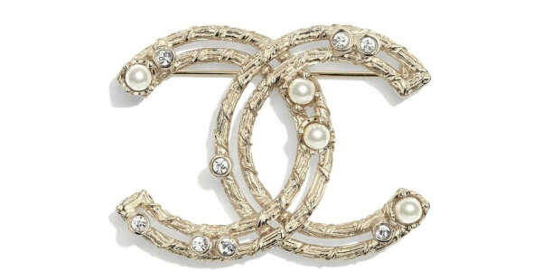 https://www.chanel.com/ru_RU/fashion/p/cjy/ab0130y47486/ab0130y47486z8905/brooch-metal-glass-pearls-strass-gold-pearly-white-crystal.html?utm_campaign=fsh-ru/ru-b-accessories&utm_source=yandex&utm_medium=cpc&utm_content=2524803160&utm_term