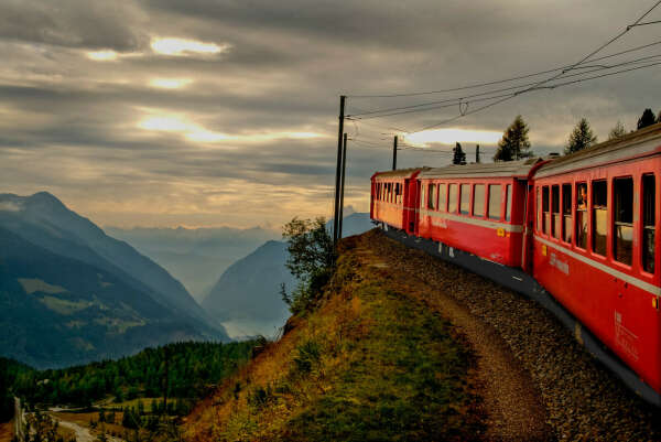 Поездка на поезде мимо гор и других пейзажей