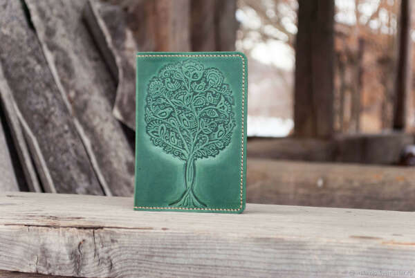 Обложка на паспорт кожаная зеленая с тиснением Дерево