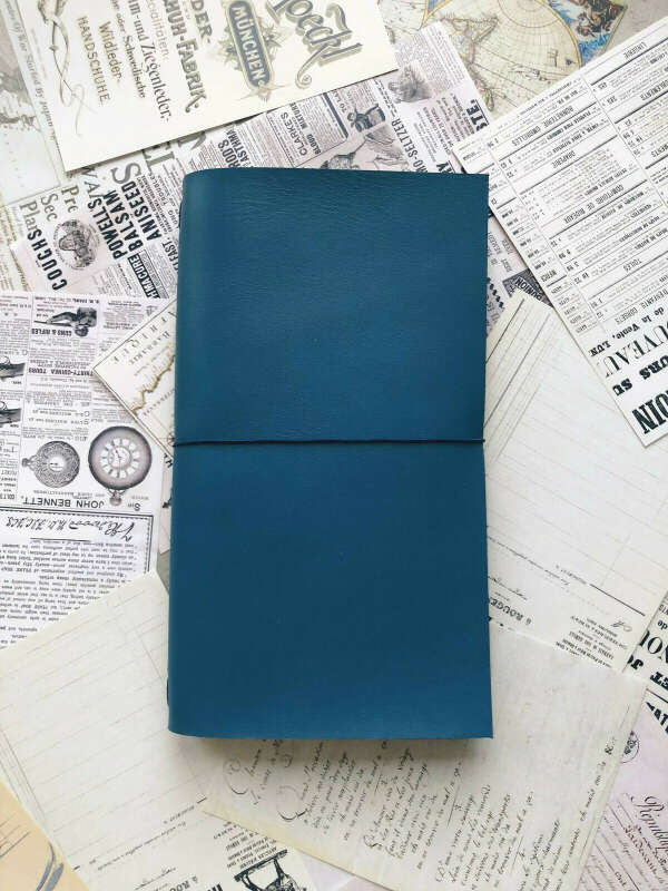 Блокноты и фотоальбомы > Блокнот Traveler's темно-голубой - 12 на 22 см купить в интернет-магазине