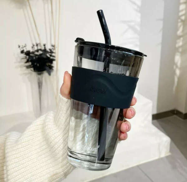 стильный стакан, чтобы я пила воду (без стакана пить не буду)