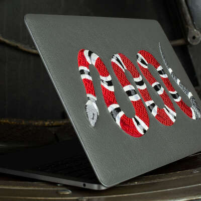 Наклейка Glueskin на Macbook Pro 13