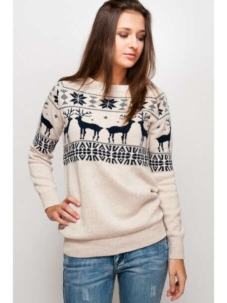Уютный теплый свитер с оленями.