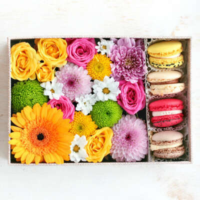 Коробка с цветами и макарунами