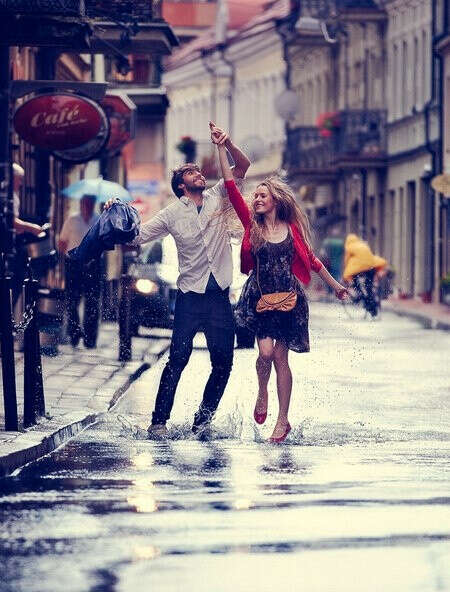 Гулять под дождем с любимым