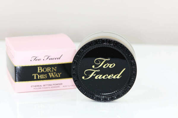 Пудра Фиксирующая Born This Way от Too Faced