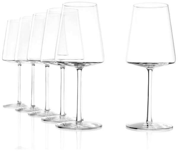 Бокалы для вина (белого или универсальные) из тонкого стекла.  И примерно такой формы