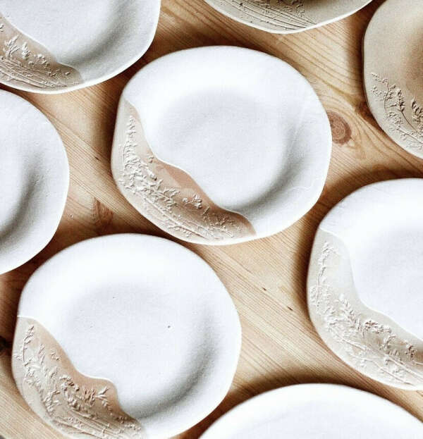 2 белых тарелки ручной работы