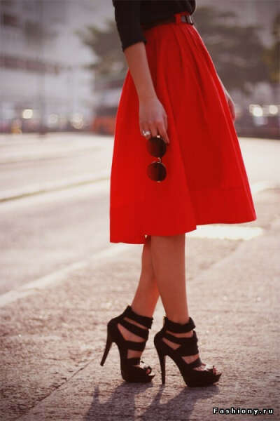 Красную юбку:)