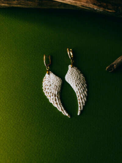 Серьги из костяного фарфора «Большие крылья в золоте»