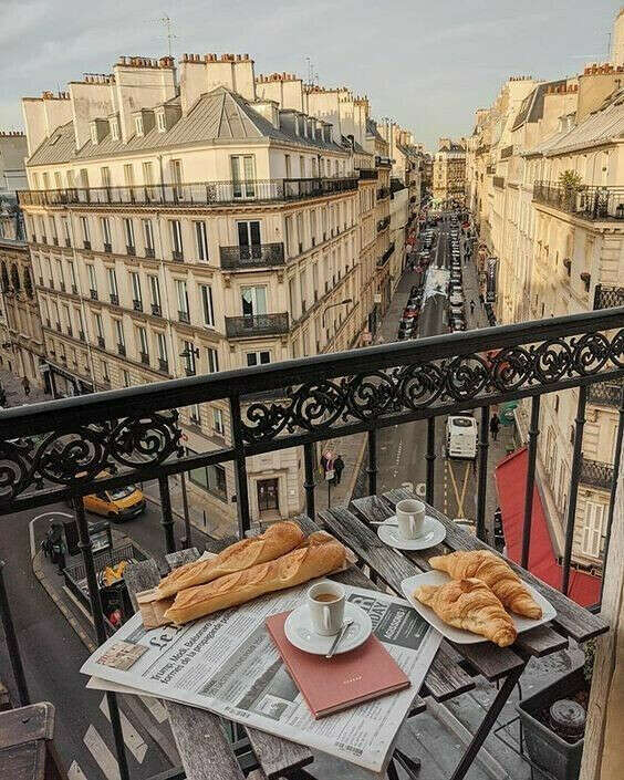 Завтрак за столиком на балкончике