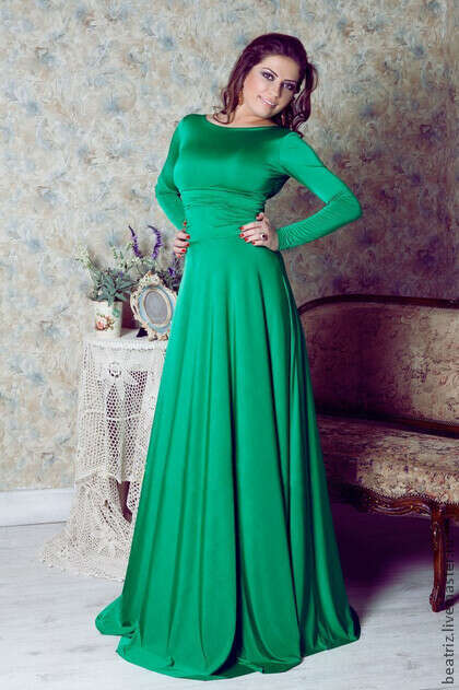 Платье длинное вечернее с узким рукавом, складками на талии зеленое