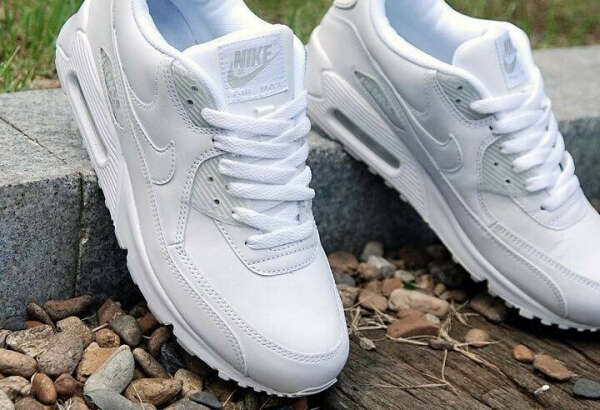 Белые кроссовки