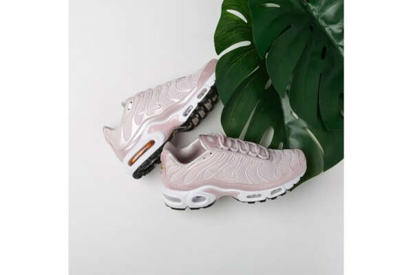 Купить женские розовые кроссовки WMNS Air Max Plus PRM от Nike (848891-601) по цене 12790 рублей в Sneakerhead