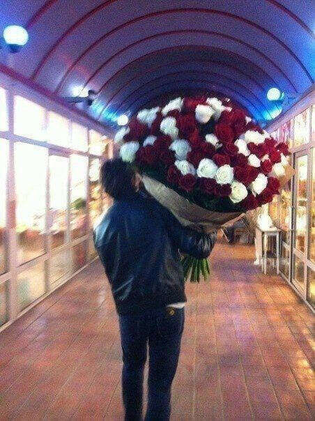 Огромный букет роз в подарок от любимого парня