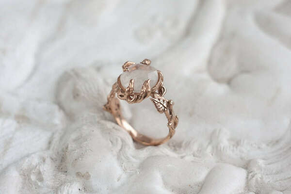 кольцо из белого золота с лунным камнем