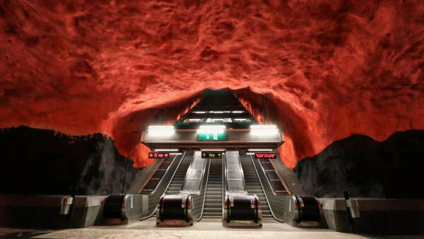 Проехать по самым красивым станциям Стокгольмского метро