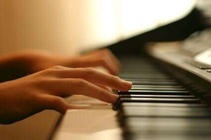 играть на фортепьяно по утрам