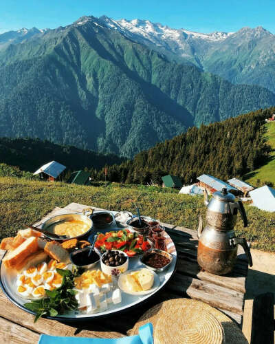 попить сваренный кофе в горах в Грузии