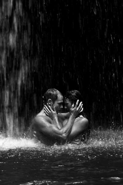 целоваться под водопадом